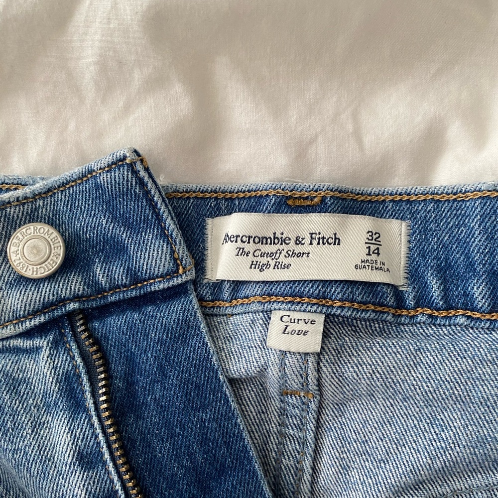 Abercrombie & Fitch🐞 AF NWOT Curve Love High Rise Cutoff Short in 32 / 14 - Picture 2 of 5
